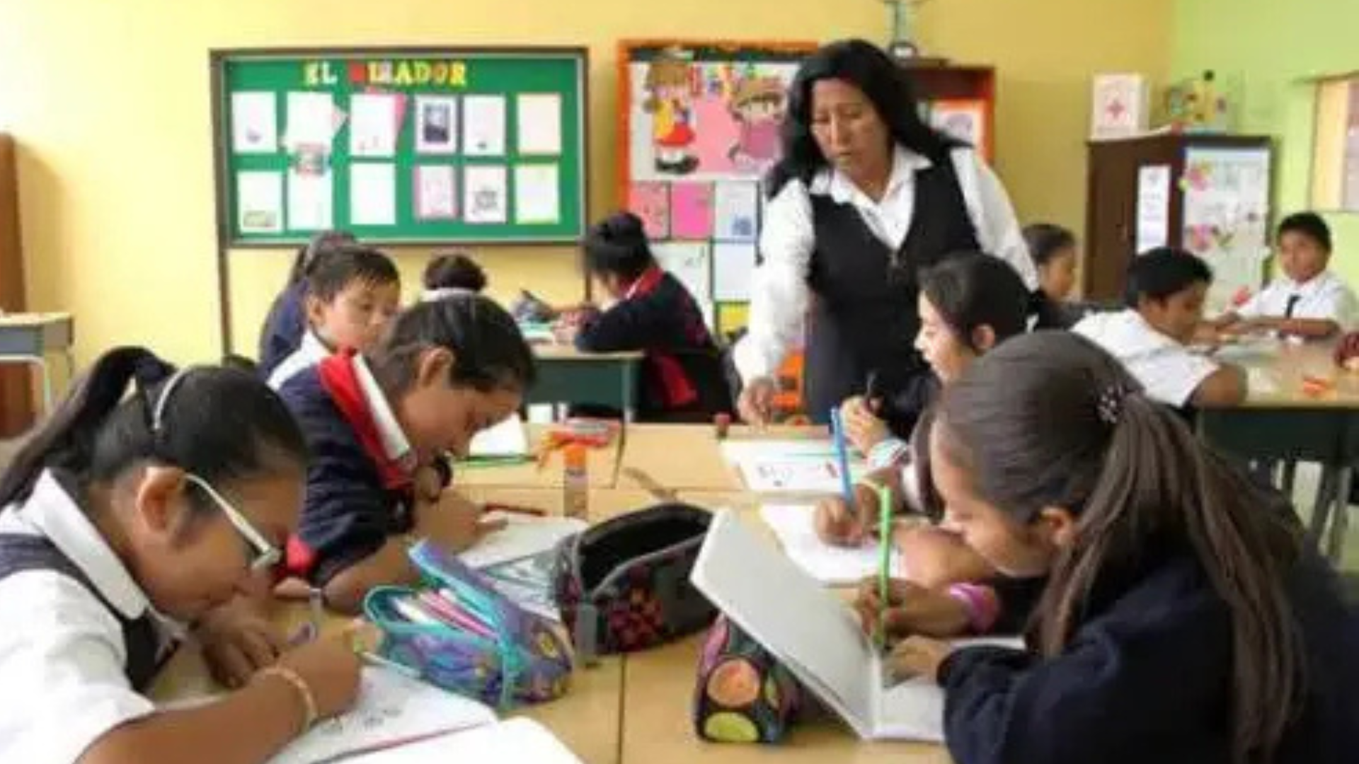 Minedu anuncia incrementos salariales para más de 430 000 docentes en todo el país